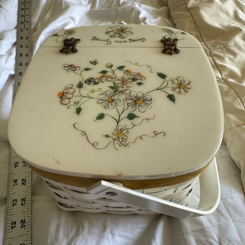 White and Cream Floral Accent Basket purse vintage